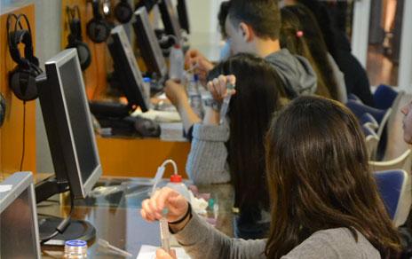 Alumnos y alumnas durante una de las actividades de anteriores ediciones de la Semana de la Ciencia. / Alfonso Nombela.