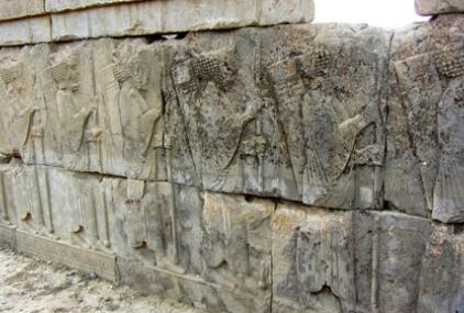  Circinaria persepolitana creciendo sobre el bajorrelieve que muestra varios guerreros en el palacio de Apadana (Persépolis) © Sergio Pérez Ortega | RJB-CSIC